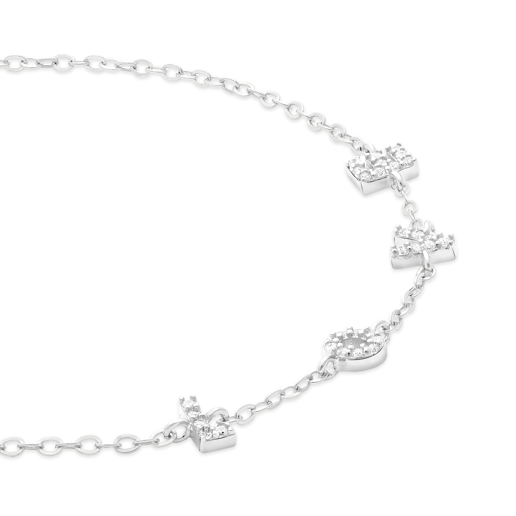 Das Tamaris Armband aus der Silver Love Collection besteht aus fünf quadratischen, mit Zirkonia besetzten Anhängern, die entlang einer schlanken Kette angeordnet sind - perfekt, um sie mit Ihrem Lieblings-LOVE-Anhänger zu kombinieren und ihm einen eleganten Touch zu verleihen.