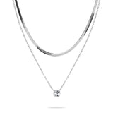 Das Tamaris Set - The Layer: Zwei Halsketten von Tamaris, kombiniert aus eleganter Schlangenkette und Kette mit funkelndem Solitär-Anhänger in Silber.