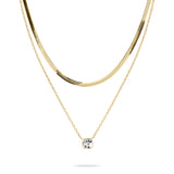 Peppen Sie Ihren Look mit dem Tamaris Set - The Layer auf. Es besteht aus zwei goldenen Halsketten: einer eleganten Schlangenkette und einer zarten Layer mit einem kleinen quadratischen Anhänger.