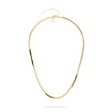 Das Tamaris Set - The Layer von Tamaris besteht aus einer goldenen Schlangenkette mit verstellbarem Verschluss, die auf einem weißen Hintergrund präsentiert wird.