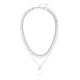 Die Tamaris Halskette - Modern Layering ist mit drei übereinander liegenden Silberketten und einem runden Anhänger an der längsten Kette eine stilvolle Ergänzung zu Ihrem Damen Schmuck by Tamaris.