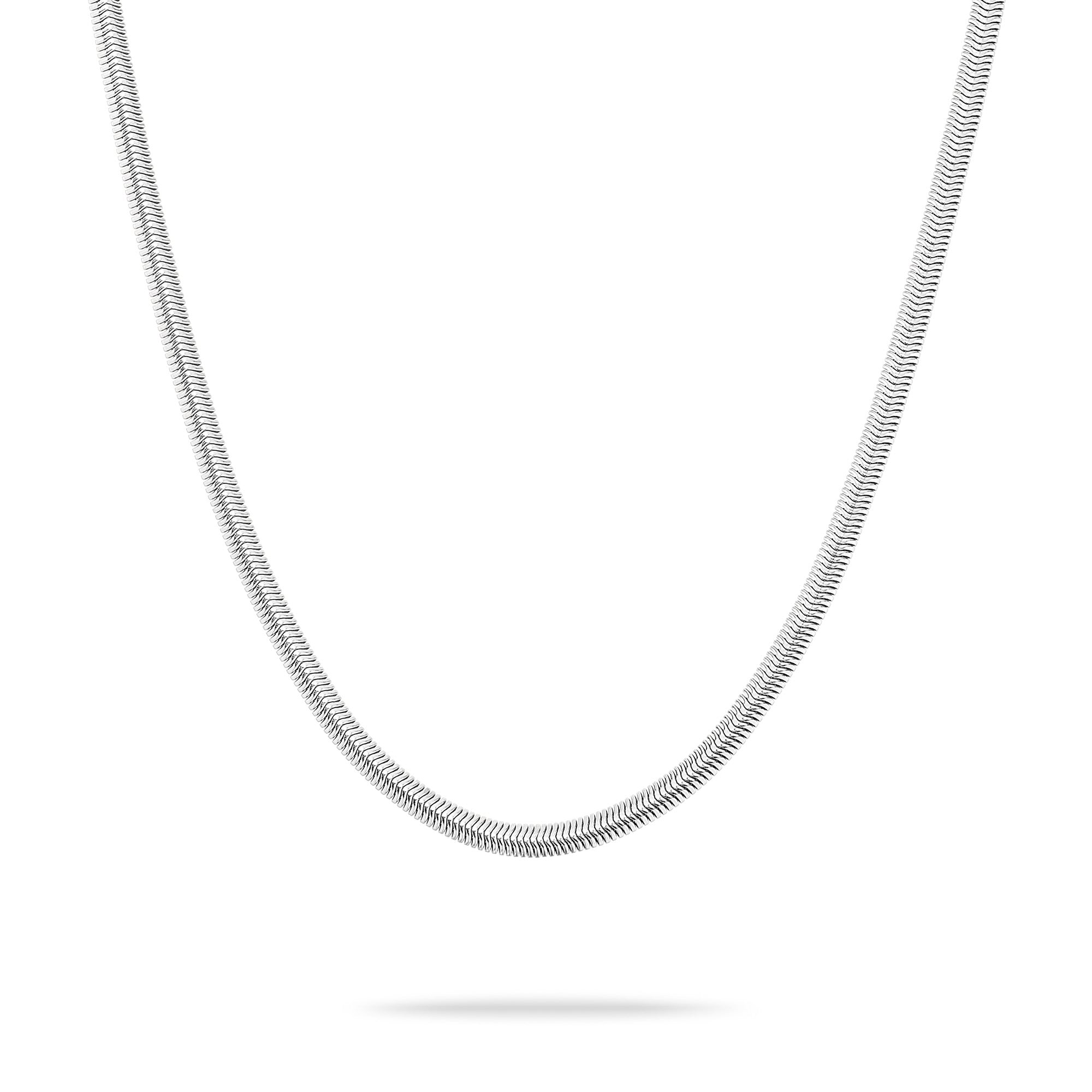 Die Tamaris Halskette - Modern Layering von Tamaris ist eine schlichte, silberne Halskette mit dezentem Glanz auf weißem Grund - ein zeitloser Damen Schmuck.