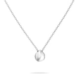 Die Tamaris Halskette - Modern Layering von Tamaris zeichnet sich durch einen schlanken, ovalen Anhänger aus, der sich perfekt als Damen Schmuck eignet. Die Halskette wird zentriert auf einem weißen Hintergrund präsentiert.