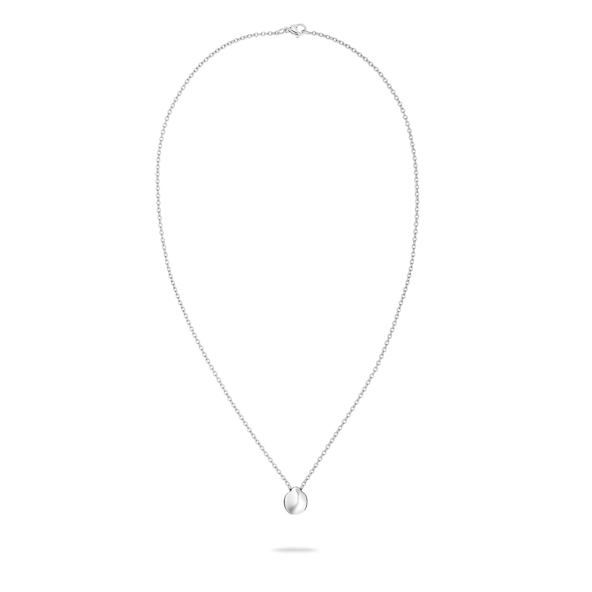Die Tamaris Halskette - Modern Layering von Tamaris ist eine stilvolle silberne Schlangenkette mit einem kleinen, runden Anhänger, der auf weißem Hintergrund wunderschön zur Geltung kommt - eine elegante Wahl für Damen Schmuck, der zu jedem Anlass passt.