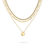 Die Tamaris Halskette - Modern Layering verfügt über drei goldene Ketten - eine mit rundem Anhänger, eine mit Kastengliedern und eine Schlangenkette - und ist damit der perfekte Damenschmuck für jede Gelegenheit.