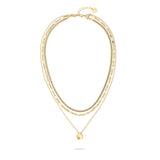 Die Tamaris Halskette - Modern Layering verfügt über drei verschiedene Goldketten, darunter eine Schlangenkette mit einem kleinen runden Anhänger an der längsten Kette - ideal für Damen Schmuck Fans.