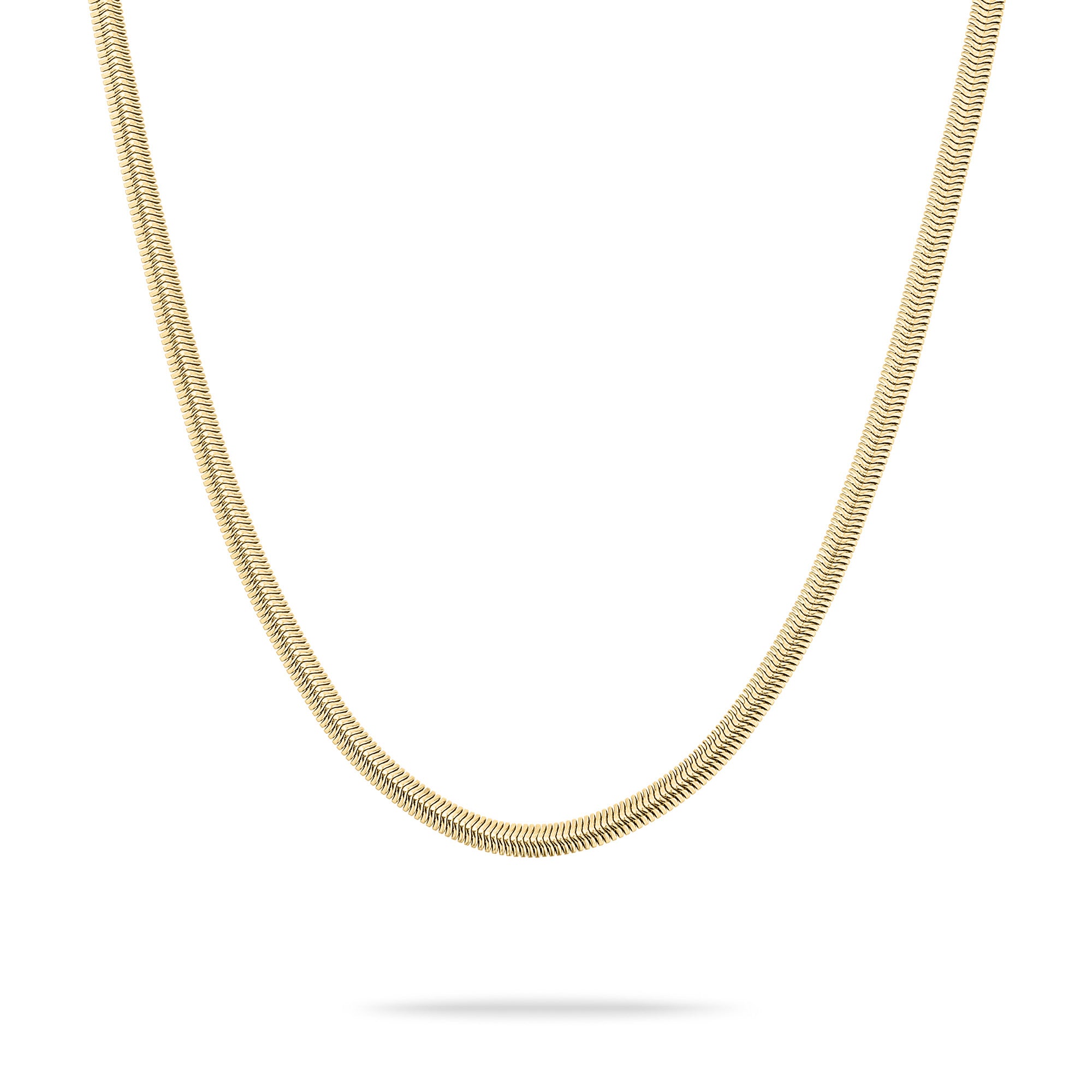 Die Tamaris Halskette - Modern Layering von Tamaris glänzt dezent und wird auf weißem Hintergrund mit sanftem Schatten präsentiert - das perfekte Schmuck-Highlight für Damen.