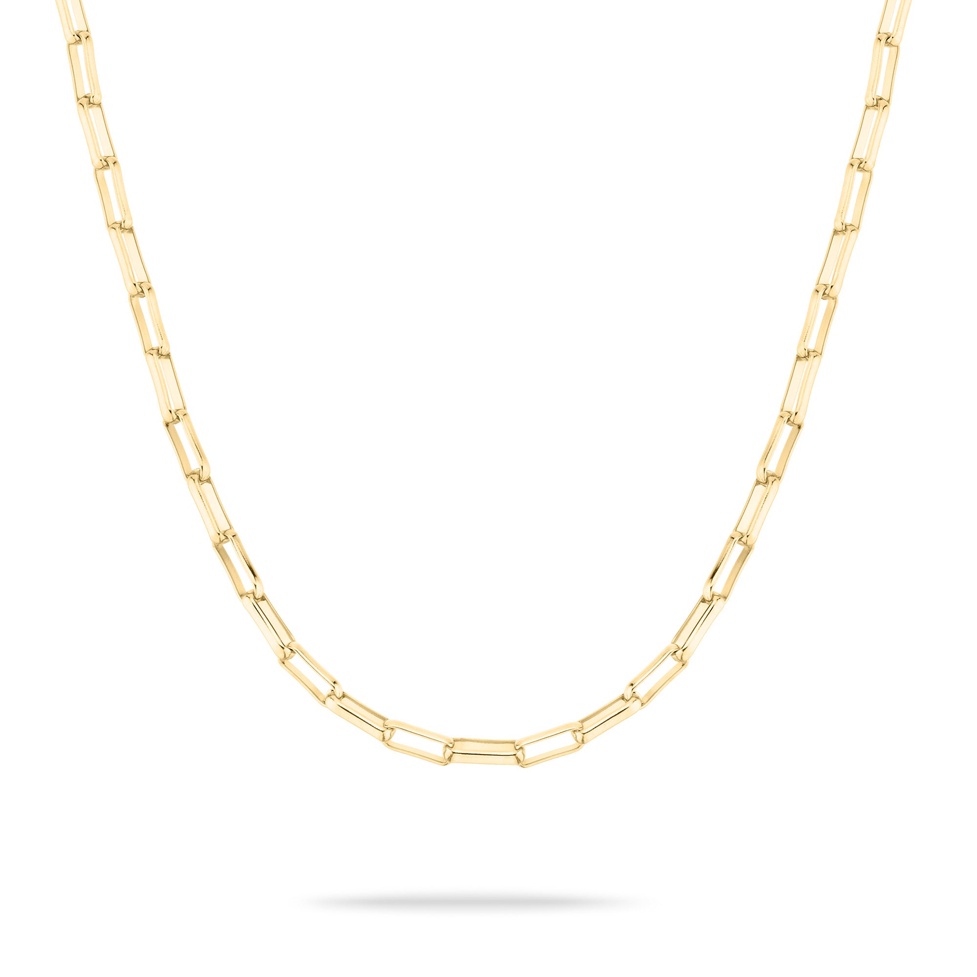 Die Tamaris Halskette - Modern Layering ist eine dünne Goldkette mit rechteckigen Gliedern auf weißem Hintergrund mit sanftem Schatten - ein zeitloses Stück von Tamaris, ideal zum Übereinanderlegen oder zum Kombinieren mit Ihrem Lieblingsschmuckset.