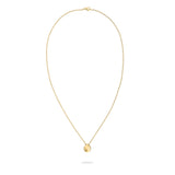 Die Tamaris Halskette - Modern Layering von Tamaris zeichnet sich durch eine schlichte goldene Kette mit einem runden Anhänger aus, der auf weißem, idealem Damen Schmuck präsentiert wird. Diese elegante Halskette verleiht jedem Outfit einen zeitlosen Stil.