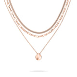 Die Tamaris Halskette - Modern Layering ist eine dreilagige roségoldene Halskette von Tamaris mit einem kleinen runden Anhänger an der kürzesten Kette, der auf weißem Hintergrund abgebildet ist.