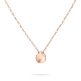 Die Tamaris Halskette - Modern Layering von Tamaris verfügt über eine roségoldene Schlangenkette und einen kleinen, glatten Anhänger in Kieselsteinform - ein elegantes Accessoire für Fans von Ketten mit Anhänger.