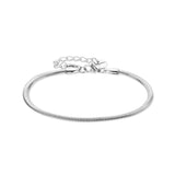Das Tamaris Armband - Modern Layering von Tamaris besticht durch sein elegantes silbernes Design mit verstellbarem Verschluss und Herzanhänger auf weißem Hintergrund.