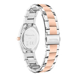 Die Tamaris Armbanduhr - The Cool One von Tamaris verfügt über ein silbernes und roségoldenes Edelstahlband und eine Schließe, die von hinten gezeigt werden, um das elegante Gehäuse und das Design des Tamaris Mini-Uhr-Bands hervorzuheben.