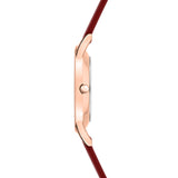 Seitenansicht der Tamaris Armbanduhr - The Flower von Tamaris mit schlankem Gehäuse aus Roségold und kastanienbraunem Lederarmband, dargestellt vor einem weißen Hintergrund.