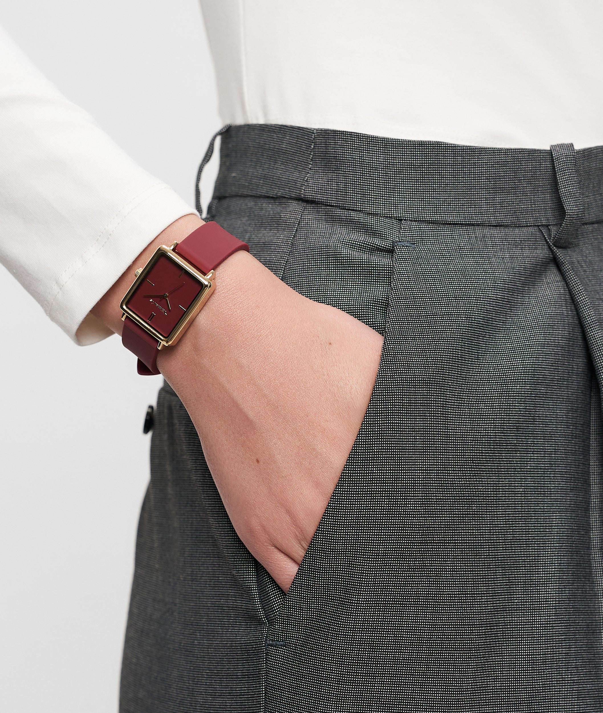 Eine Person in grauer Hose trägt eine Tamaris Armbanduhr - The Silicon Square, eine Hand lässig in der Tasche.