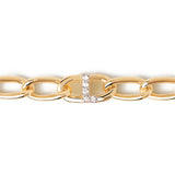 PDPaola Armband bestehend aus einer goldenen Gliederkette und einem goldenen, steinbesetzten L als Anhänger; Nahaufnahme