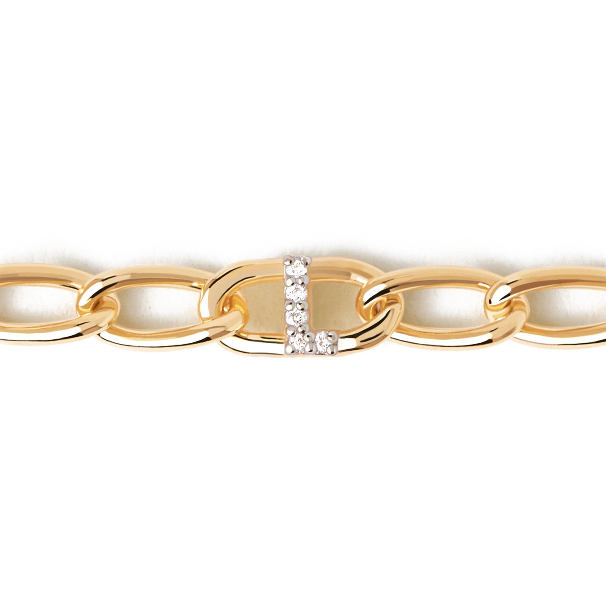 PDPaola Armband bestehend aus einer goldenen Gliederkette und einem goldenen, steinbesetzten L als Anhänger; Nahaufnahme