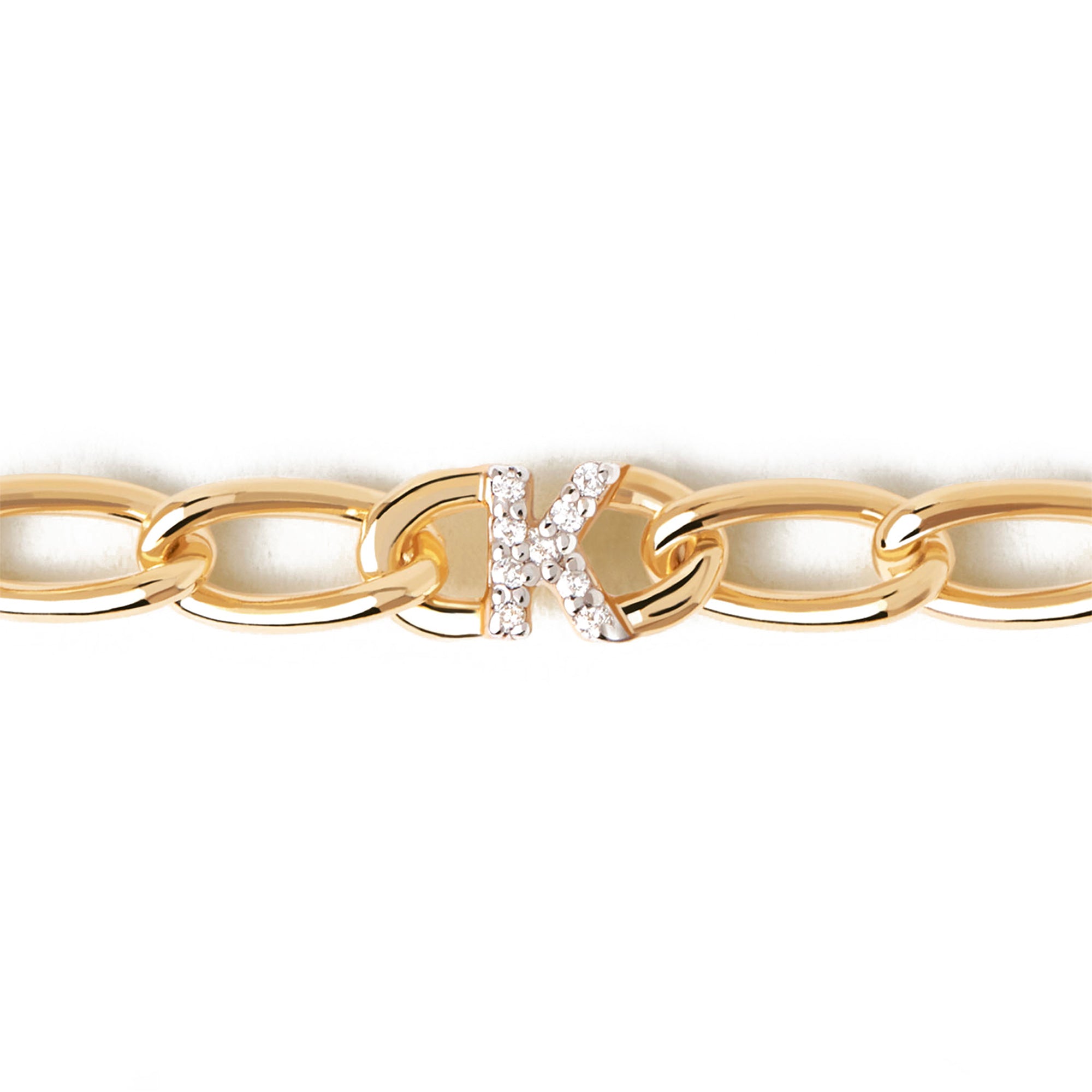 PDPaola Armband bestehend aus einer goldenen Gliederkette und einem goldenen, steinbesetzten K als Anhänger; Nahaufnahme