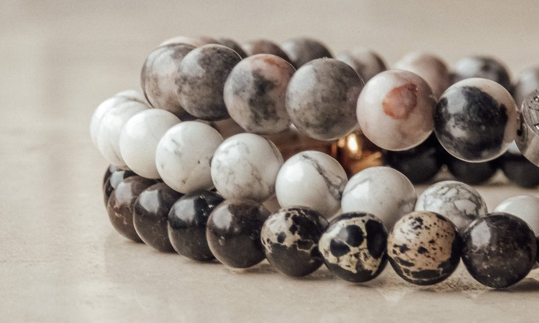 Nahaufnahme zweier Beads-Armbänder von LIEBESKIND BERLIN aus natürlichen Steinperlen in Beige- und Brauntönen – stylisch, modern und unisex tragbar.