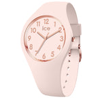 Die ICE Watch Armbanduhr - Glam Color Nude 34 von ICE Watch ist eine blassrosa Damenuhr mit roségoldenen Zahlen und Zeigern, die schräg auf einem weißen Hintergrund angebracht sind.