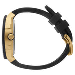 Ice Watch Armbanduhr mit schwarzem Zifferblatt, dreifacher, goldener Zifferblattanzeige, langgezogenem, goldenem Aluminiumgehäuse mit schwarzem Topring und schwarzem Silikonband; Seitenansicht