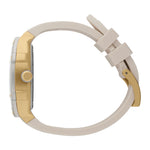 Seitenansicht der ICE Watch Armbanduhr - Boliday Almond Skin von ICE Watch, mit beigem Mandelhautton, goldfarbenem Gehäuse und passender Schließe.