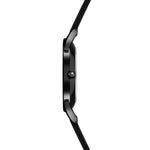 Seitenansicht der Tamaris Armbanduhr - The Modern Classic by Tamaris, mit schwarzem, sportlichem Silikonarmband, rundem Zifferblatt und Band, das das schlanke Profil betont.