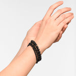 Liebeskind Berlin Armband mit Beads aus schwarzem Turmalin und goldenem Logo mit der Steingröße 8mm Tragebild