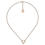 Die LIEBESKIND BERLIN Halskette - The Iconic von Liebeskind Berlin besteht aus einer goldenen Kette mit einem kleinen, runden Anhänger und einem zentralen, offenen, geometrischen Anhänger - ein lässiges Accessoire für jedes Outfit.