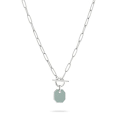 Liebeskind Berlin Halskette aus silberner Gliederkette mit grauem, achteckigem Epoxyanhänger mit silberner Umrandung und T-Bar-Verschluss; Produktbild