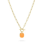 Liebeskind Berlin Halskette aus goldener Gliederkette mit orangenem, achteckigem Epoxyanhänger mit goldener Umrandung und T-Bar-Verschluss; Produktbild