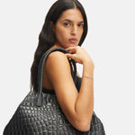 Liebeskind Berlin Armband mit feiner Kette und zwei rechteckigen, ineinandergreifenden Anhänger in der Farbe silber; Tragebild