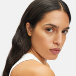 Liebeskind Berlin Ohrstecker in gold, achteckig mit orangener Epoxylackierung und goldener Umrandung; Tragebild