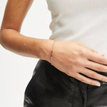 Liebeskind Berlin Armband mit feiner Kette und zwei rechteckigen, ineinandergreifenden Anhänger in der Farbe roségold; Tragebild