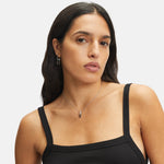 Liebeskind Berlin Halskette mit feiner Kette und einem aus zwei ineinandergreifenden Rechtecken bestehender Anhänger in der Farbe silber; Tragebild