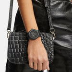 Liebeskind Berlin Armbanduhr mit schwarzem Zifferblatt, Multifunktionswerk, mattiertem, schwarzem Gehäuse und schwarzem Silikonband; Tragebild