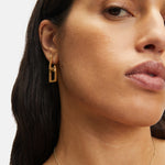 Liebeskind Berlin Creole bestehend aus zwei ineinandergreifenden Rechtecken in der Farbe gold; Tragebild