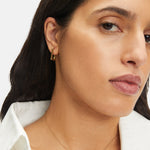 Liebeskind Berlin Creole bestehend aus zwei ineinandergreifenden Rechtecken in der Farbe gold; Tragebild