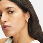 Liebeskind Berlin Creole bestehend aus zwei ineinandergreifenden Rechtecken in der Farbe roségold; Tragebild