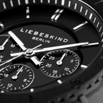 Liebeskind Berlin Armbanduhr mit schwarzem Zifferblatt, Multifunktionswerk, mattiertem, schwarzem Gehäuse und schwarzem Silikonband; Nahaufnahme