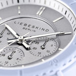 Nahaufnahme der Liebeskind Berlin Armbanduhr - Multifunktions-Statement mit silbernem Finish, mit Tages-, Datums- und 24-Stunden-Zifferblatt, gepaart mit einem bequemen Silikonarmband.