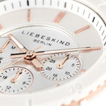 Nahaufnahme der LIEBESKIND BERLIN Armbanduhr - Multifunktions-Statement von Liebeskind Berlin, mit weißem und roségoldenem Finish, drei Hilfszifferblättern, schlanken Markierungen und einem stilvollen, nachhaltigen Design.