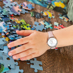 Cool Time Kids Armbanduhr mit glitzernden Schmetterlingen auf dem Zifferblatt, silbernem Gehäuse und rosa Kunstlederarmband; Tragebild