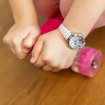 Cool Time Kids Armbanduhr mit Blütenmotiv auf dem Zifferblatt, silbernem Gehäuse und rosa Kunstlederarmband; Tragebild