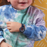Cool Time Kids Armbanduhr mit blauem Zifferblatt, silbernem Gehäuse mit blauem, drehbarem Topring und blauem Silikonband mit Weltraum-Design; Tragebild