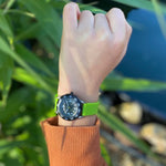 Cool Time Kids Armbanduhr mit schwarzem Zifferblatt, schwarzem Gehäuse und grünem Silikonband; Tragebild