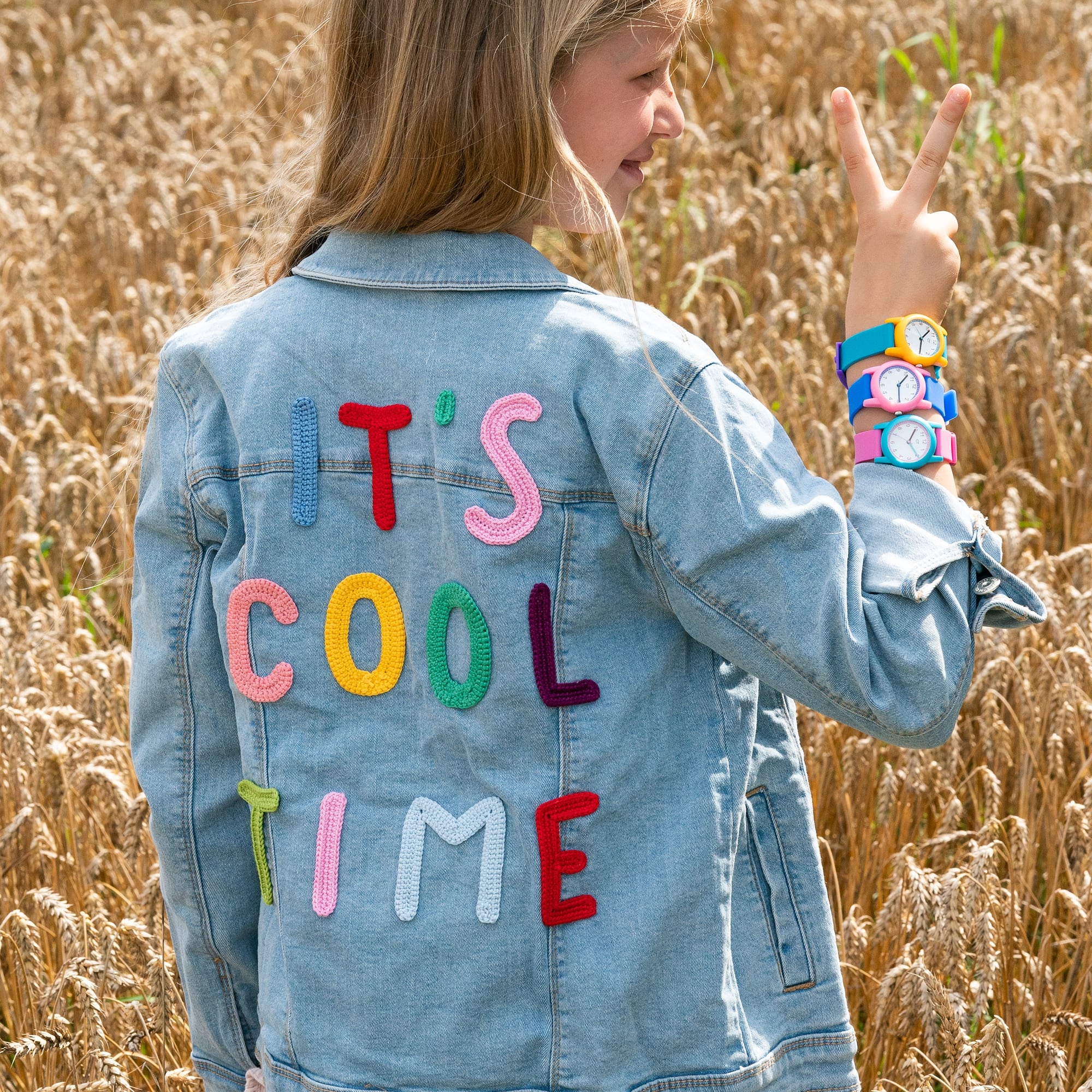 Cool Time Kids Armbanduhr mit rosa Gehäuse und blauem Silikonband; Tragebild