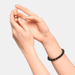 Liebeskind Berlin Armband mit Beads aus schwarzem Turmalin und goldenem Logo mit der Steingröße 8mm Tragebild