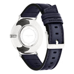 Rückansicht der LIEBESKIND BERLIN Armbanduhr - Skandinavian Classic: eine silberne Damenuhr mit einem dunkelblauen Lederarmband, mit Liebeskind Berlin Branding und skandinavisch inspiriertem Design.