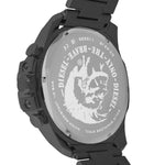 Rückansicht der Diesel Armbanduhr - The Mega Chief von Diesel, mit einem eingravierten Wolf und Markentext auf dem Metallgehäuse.